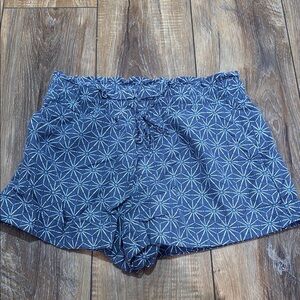 Super cute blue shorts with pretty starburst design! Stretch waist